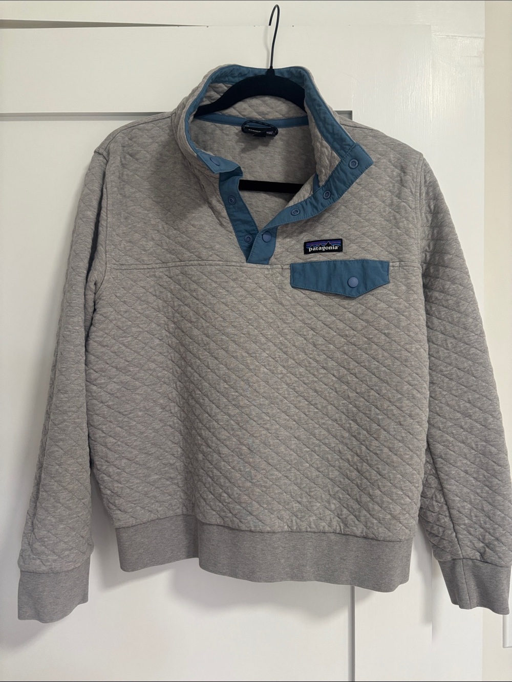 Patagonia Quilted Snap Pullover Sweatshirt in Light Gray with Blue Trim